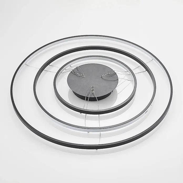 Lucande LED Pendelleuchte in schwarz matt, Hängelampe -  - Moderne LED-Deckenleuchte mit drei konzentrischen schwarzen Ringen und weißen Diffusoren, an dünnen Drähten von einer grauen Basis hängend.