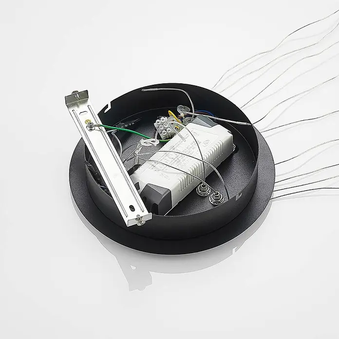 Lucande LED Pendelleuchte in schwarz matt, Hängelampe -  - Innenansicht einer schwarzen runden Leuchtenbasis mit Metallhalterung, weißem LED-Treiber, Verkabelung und dünnen Aufhängeseilen.