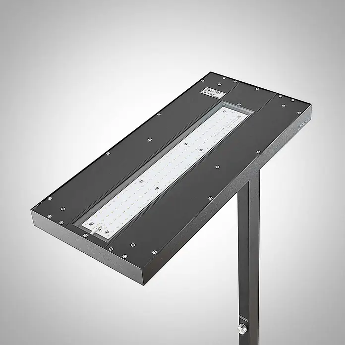 Arcchio LED Büro Stehlampe dimmbar, Bewegungsmelder, Tageslichtsensor -  - Flache anthrazitfarbene ARCHIO LED-Leuchte mit freiliegendem LED-Streifen, montiert auf passendem Pfosten.