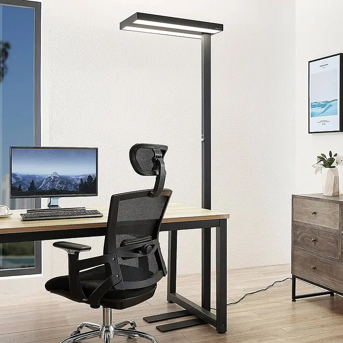Arcchio LED Büro Stehlampe dimmbar, Bewegungsmelder, Tageslichtsensor -  - Hohe schwarze LED-Stehleuchte, die einen Home-Office-Schreibtisch mit Monitor und Ergonomie-Stuhl beleuchtet.