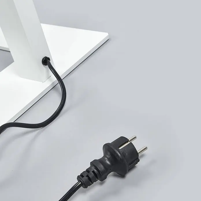 Arcchio LED Büro Stehlampe dimmbar weiß, Bürolampe Stehleuchte 6000lm -  - Schwarzes Stromkabel mit europäischem Stecker, das aus einem weißen Objekt kommt.
