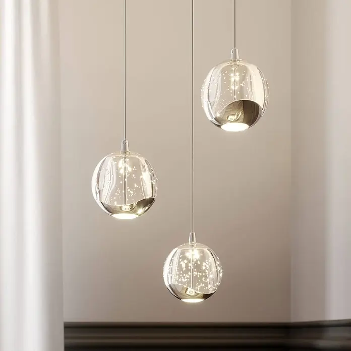 Lucande Pendelleuchte Hayley - klar / transparent, klar, chrom - Drei klare Glaskugelleuchten mit funkelnden LEDs und Chromdetails hängen in unterschiedlichen Höhen.