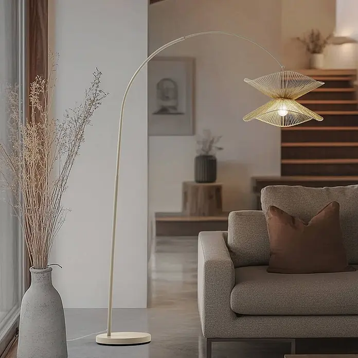 Lindby Stehleuchte Valdorin - creme / amber, creme / amber, E27 - Moderne Bogenstehleuchte mit einzigartigem goldfarbenem, skulpturalem Schirm, die ein Wohnzimmer beleuchtet.