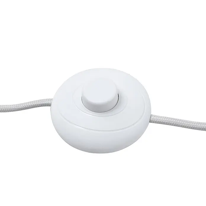 Lindby Stehleuchte Valdorin - creme / amber, creme / amber, E27 - Weißer runder Fußschalter mit zentralem Druckknopf, verbunden mit einem weißen geflochtenen Elektrokabel.