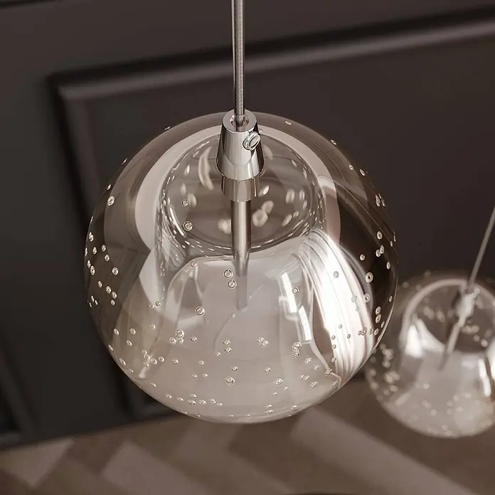 Lucande Pendelleuchte Hayley - klar / transparent, klar, chrom - Klare Glaskugel-Pendelleuchte mit eingebetteten Blasen und poliertem Chromanschluss, an einem Draht hängend.