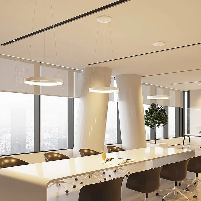 Arcchio LED Pendelleuchte in weiß, Hängelampe -  - Weiße, kreisförmige LED-Pendelleuchten beleuchten einen modernen Bürokonferenzraum.