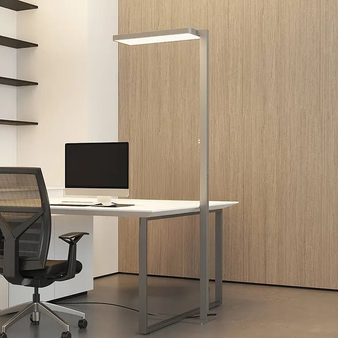 Arcchio LED Stehlampe Büro in silber, up down Büroleuchte -  - Moderne silbergraue LED-Stehleuchte, die einen Schreibtisch in einer Büroumgebung beleuchtet.