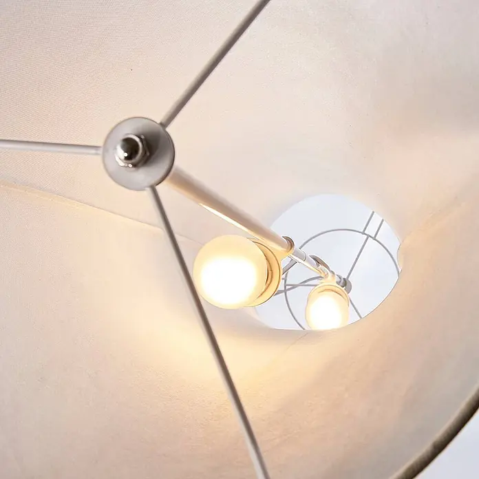 Lindby Stehlampe Wohnzimmer in weiß, Stehleuchte -  - Innenansicht eines weißen Stofflampenschirms mit beleuchteten Glühbirnen und silbernem Metallgestell.