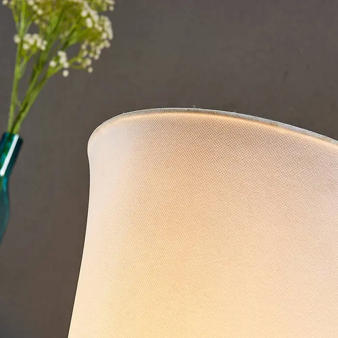 Lindby Stehlampe Wohnzimmer in weiß, Stehleuchte -  - Leuchtender heller Lampenschirm aus feinem Stoffgewebe.