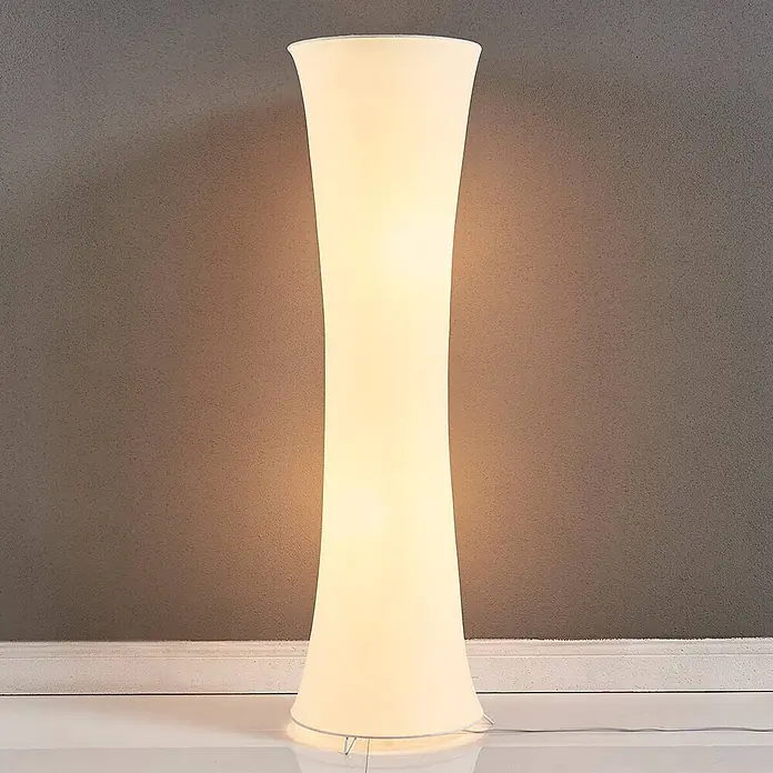 Lindby Stehlampe Wohnzimmer in weiß, Stehleuchte -  - Hohe, elegante Stehleuchte mit weißem, durchscheinendem, sanduhrförmigem Schirm, die warmes Licht abstrahlt.