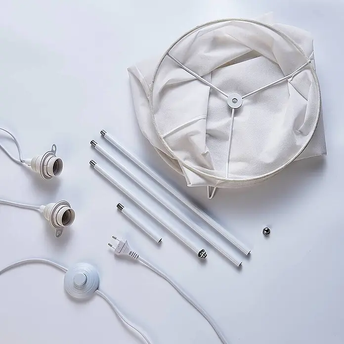 Lindby Stehlampe Wohnzimmer in weiß, Stehleuchte -  - Zerlegte weiße Stehleuchte Komponenten: Stofflampenschirm, Metallstangen, zwei Lampenfassungen, Netzkabel mit Stecker und Fußschalter.