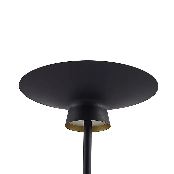 Lindby LED Stehlampe Wohnzimmer in schwarz, up down Stehleuchte -  - Schwarzer Lampenschirm mit goldener Innenseite an einem schwarzen Stiel.