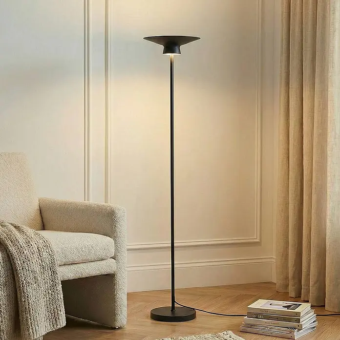 Lindby LED Stehlampe Wohnzimmer in schwarz, up down Stehleuchte -  - Moderne schwarze Stehleuchte mit breitem, flachem Schirm, die im Wohnzimmer warmes Licht nach oben abstrahlt.