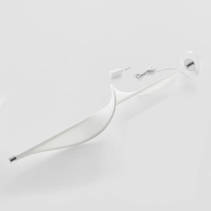 Lucande LED Stehlampe Wohnzimmer in weiß, chrom, Stehleuchte -  - Elegante weiße moderne Stehlampe mit geschwungenem Design und Chromakzenten, gezeigt mit Netzteil und Schalter.