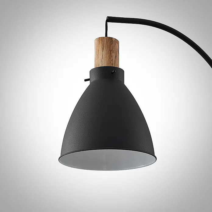 Lindby Stehlampe Skandi Holz Metall, Leselampe Stehlampe Wohnzimmer -  - Schwarzer Metall-Lampenschirm, konisch, mit natürlichem Holz-Akzent, verbunden mit einem gebogenen schwarzen Metallarm.