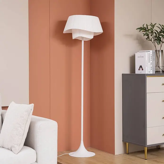 Lindby Stehleuchte Eryndor - weiß / opal, weiß / opal, E27 - Weiße Stehlampe mit plissiertem, gestuftem Lampenschirm, hoch stehend in einem modernen Wohnzimmer.