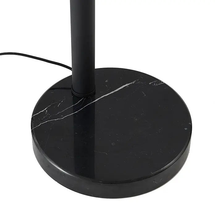 Lindby Stehlampe in rauchgrau, schwarz, Bogenlampe Wohnzimmer -  - Runde schwarze Marmor-Lampenbasis mit schwarzem Ständer und Kabel.