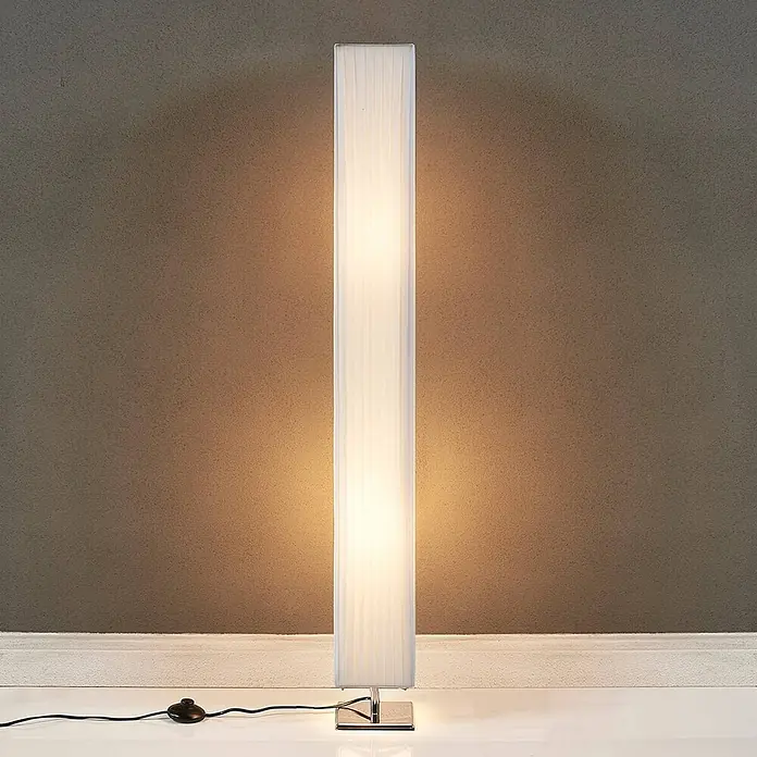 Lindby Textil Stehlampe mit Fußschalter, Stehleuchte weiß 120cm -  - Hohe rechteckige Stehleuchte mit plissiertem weißem Stoffschirm, Metallfuß und Fußschalter. Strahlt warmes Licht vor texturierter Wand aus.