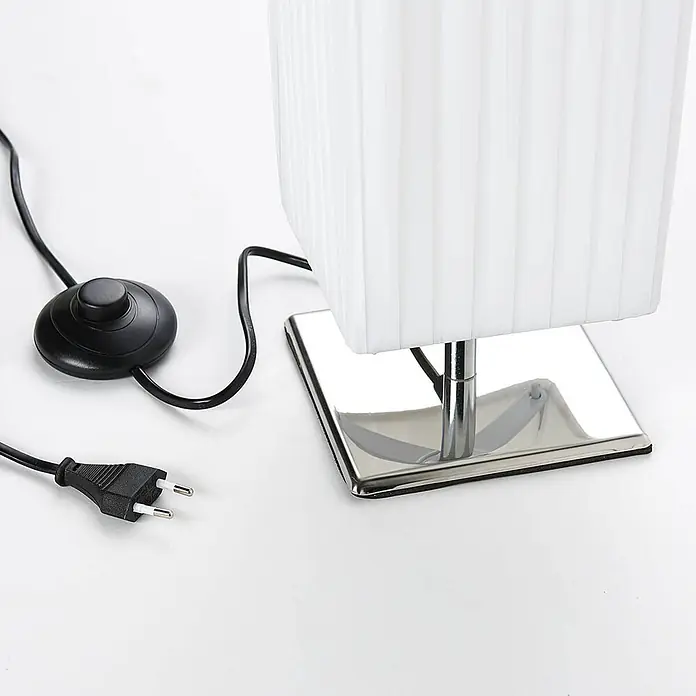 Lindby Textil Stehlampe mit Fußschalter, Stehleuchte weiß 120cm -  - Eine Tischleuchte mit weißem Plisseeschirm, verchromtem Quadratfuß, schwarzem Kabel, Fußschalter und Stecker.