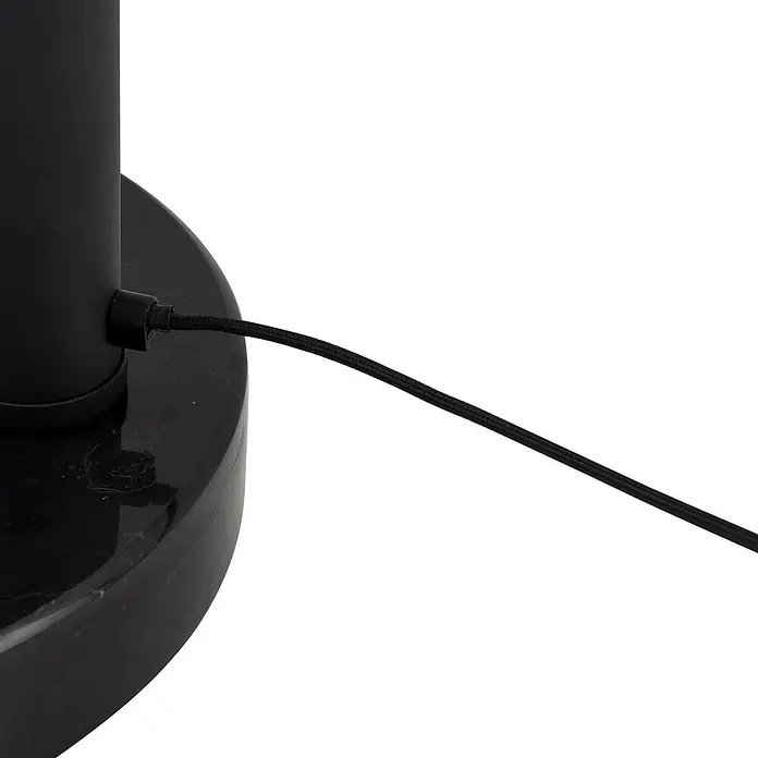 Lindby Stehlampe in rauchgrau, schwarz, Bogenlampe Wohnzimmer -  - Schwarzes geflochtenes Kabel, verbunden mit einer schwarzen Halterung auf rundem schwarzem Marmorsockel.
