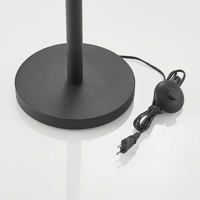 Lindby Stehlampe Wohnzimmer in schwarz, Stehleuchte -  - Mattschwarzer Stehlampenfuß mit gerader Stange, verbunden mit einem schwarzen Netzkabel, rundem Fußschalter und Zweipolstecker.