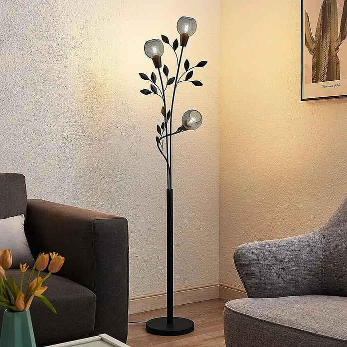 Lindby Stehlampe Wohnzimmer in schwarz, Stehleuchte -  - Schwarze, baumartige Stehleuchte mit drei Lichtern und Gitterschirmen, steht zwischen zwei Sofas in einem Wohnzimmer.