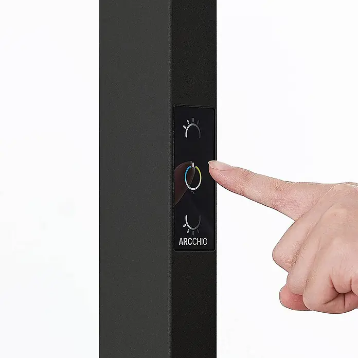 Arcchio Stehleuchte Susi - schwarz, schwarz - Dunkelgraues Bedienfeld mit Touch-Tasten zur Lichteinstellung, ein Finger interagiert mit einem runden Wähler und Glühbirnen-Symbolen.