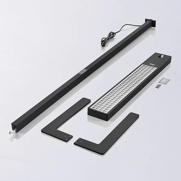Arcchio Stehleuchte Susi - schwarz, schwarz - Zerlegte schwarze LED-Stehleuchte mit langem Körper, Lichtpaneel mit Gitter, L-förmigen Basisteilen und Netzkabel.