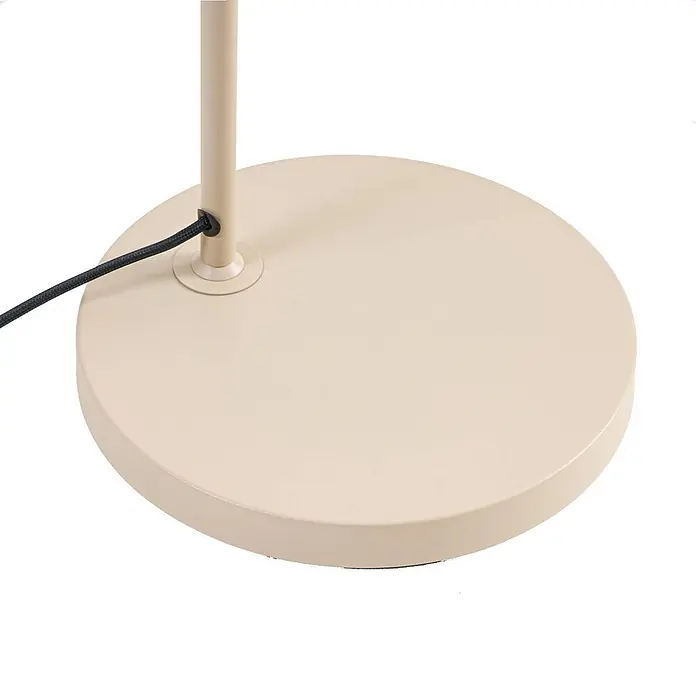 Lindby Stehlampe Wohnzimmer in beige, Stehleuchte -  - Heller beiger runder Lampenfuß mit passendem vertikalen Ständer und einem schwarzen geflochtenen Stromkabel.