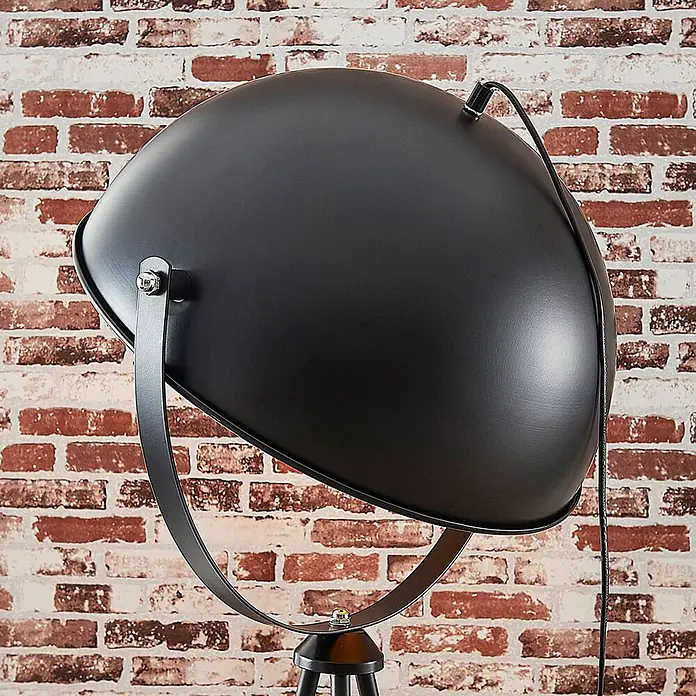 Lindby Tripod / Dreibein Stehlampe Schwarz Gold, ohne Leuchtmittel -  - Großer, mattschwarzer Industrielampenschirm mit angeschlossenem Stromkabel.