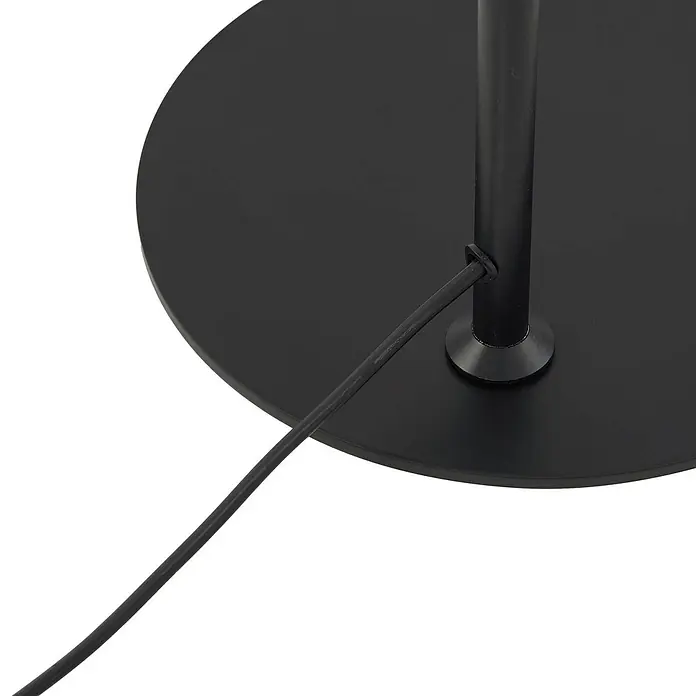 Lindby Stehlampe Wohnzimmer in schwarz, Stehleuchte -  - Schwarzer runder Lampenfuß mit schwarzem Mast und einem Stromkabel, das aus dem Fuß kommt.