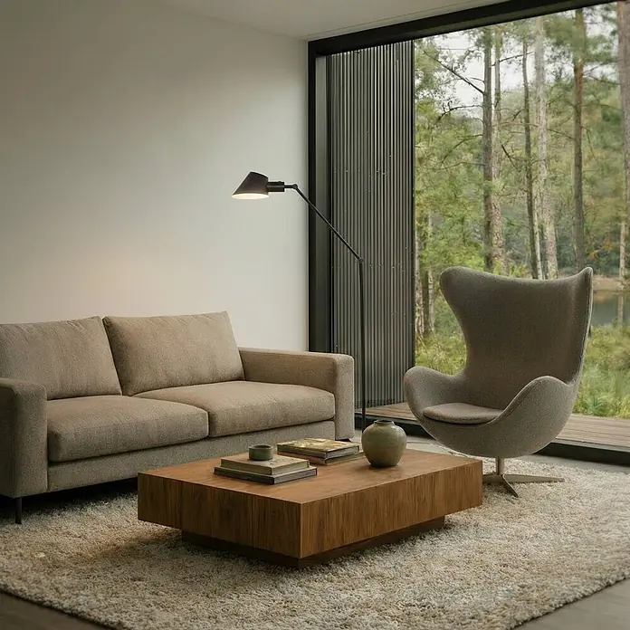 Lindby Stehlampe Wohnzimmer in schwarz, Stehleuchte -  - Rechteckiger Holztisch mit eingelassenem Sockel, mit Büchern und Vase in modernem Wohnzimmer.