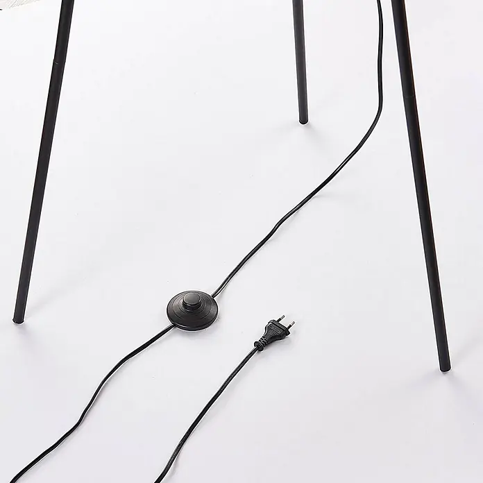 Lindby Tripod / Dreibein Stehlampe Schwarz Gold, ohne Leuchtmittel -  - Schwarzes Stromkabel mit Fußschalter und zweipoligem Eurostecker, neben schwarzen Lampenbeinen.