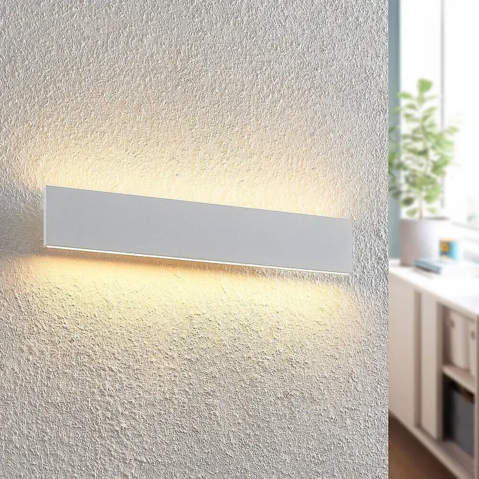 Lindby LED Wandleuchte innen in weiß, up down Wandlampe -  - Weiße, rechteckige LED-Wandleuchte an einer strukturierten Wand, spendet warmes Up- und Downlight.
