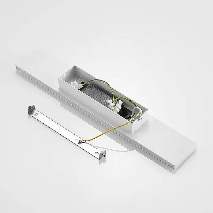 Lindby LED Wandleuchte innen in weiß, up down Wandlampe -  - Weiße zerlegte lineare LED-Leuchte, zeigt Innenverkabelung und separaten silbernen Montagebügel mit Erdungsdraht.