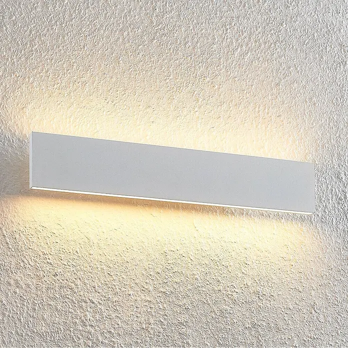 Lindby LED Wandleuchte innen in weiß, up down Wandlampe -  - Hellgraue, rechteckige, lineare Wandleuchte an einer strukturierten Wand, die warmes Licht nach oben und unten abstrahlt.