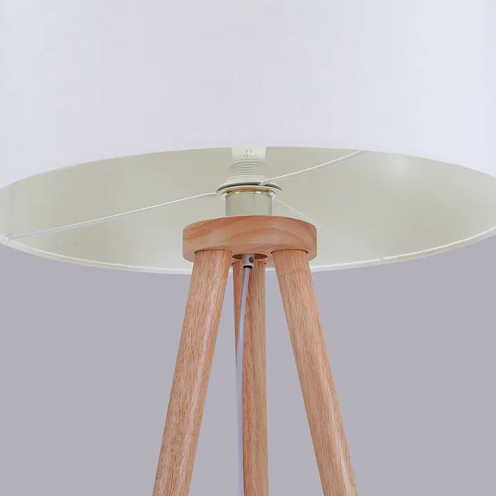 Lindby Stehlampe Dreibein Stoff weiß, Holz hell, mit Fußschalter -  - Unteransicht einer Stehlampe mit weißem Stoffschirm, hellbraunem Holzstativfuß und weißem Stromkabel.