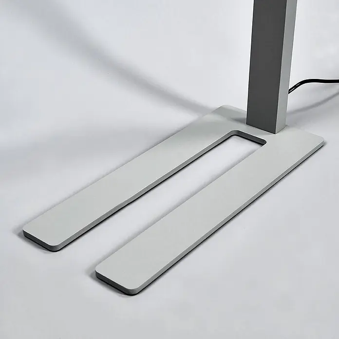 Arcchio LED Büro Stehlampe dimmbar, Bewegungsmelder, Tageslichtsensor -  - Hellgrauer rechteckiger Sockel mit U-förmigem Ausschnitt, der eine dunkelgraue vertikale Säule mit schwarzem Kabel trägt.