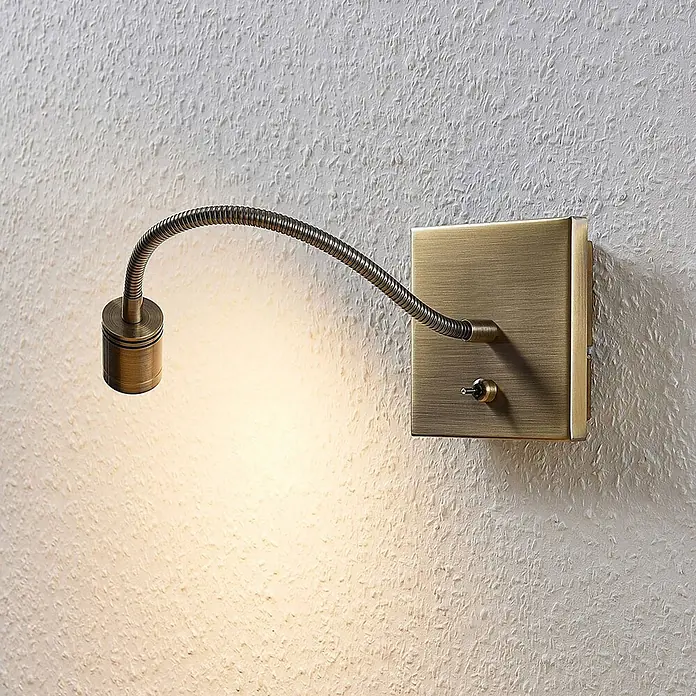 Lindby LED Wandlampe biegsamer Flexarm, Strahler Schlafzimmer, Küche -  - Messingfarbene Wand-LED-Leselampe mit flexiblem Schwanenhals und Kippschalter auf quadratischer Basis.