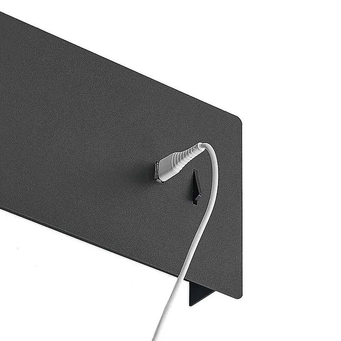 Lucande LED Wandleuchte innen in schwarz, chrom, Wandlampe -  - Dunkelgraue Texturplatte mit weißem Kabel, das eingesteckt und von einem schwarzen Clip geführt wird.