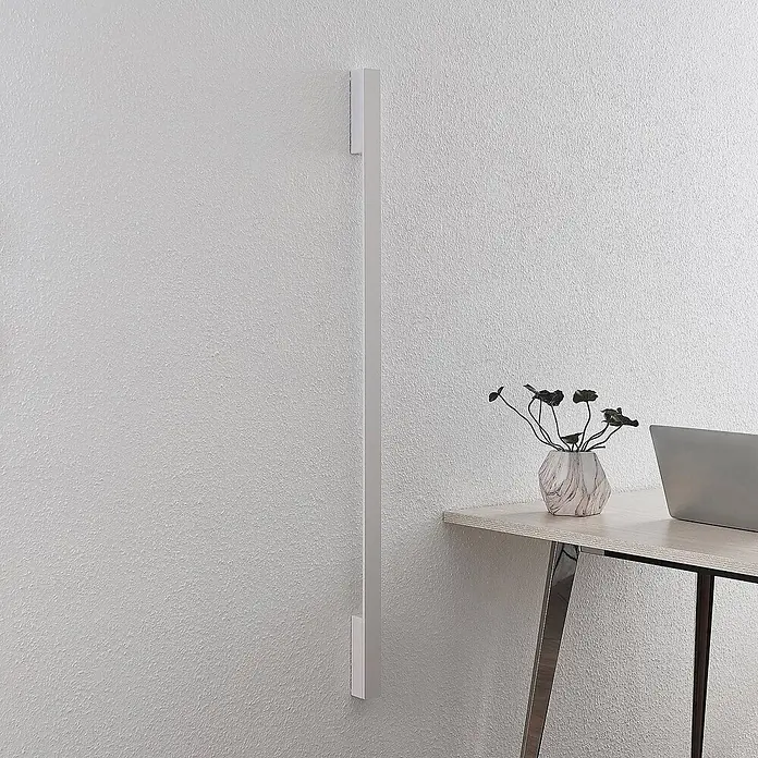 Arcchio LED Wandleuchte innen in weiß, Wandlampe -  - Weißer wandmontierter vertikaler Kabelkanal neben einem Schreibtisch.