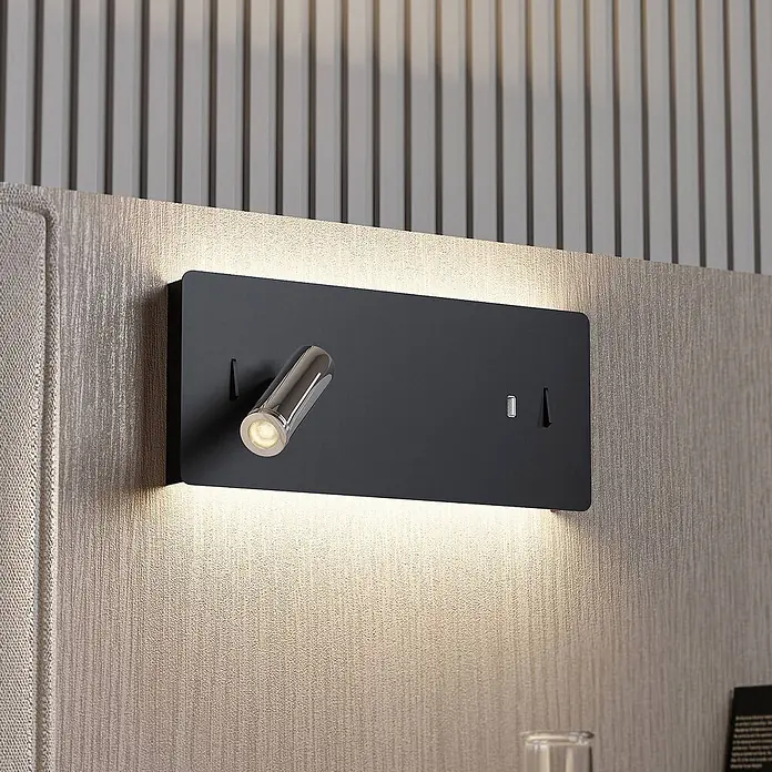 Lucande LED Wandleuchte innen in schwarz, chrom, Wandlampe -  - Schwarz rechteckige Wandleuchte mit verstellbarem Chrom-Spotlicht und USB-Anschluss, spendet Umgebungs- und Arbeitslicht an einer strukturierten Wand.