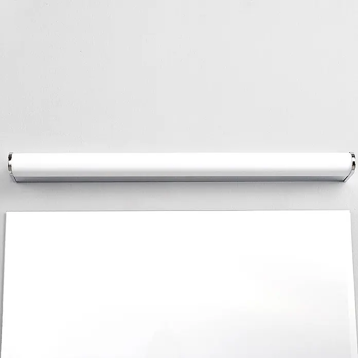 Lindby LED Wandleuchte innen in chrom, weiß, Wandlampe -  - Weiße lineare Bilderleuchte mit verchromten Endkappen.