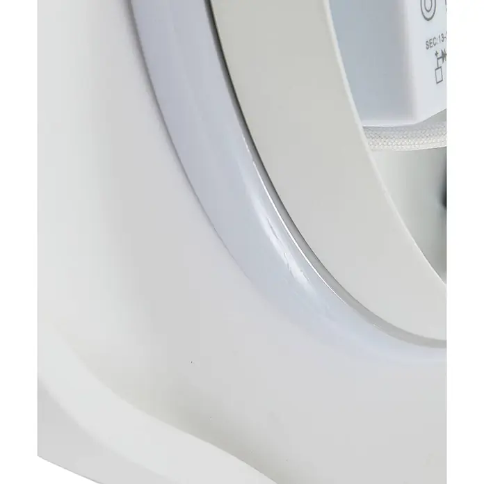 Lindby LED Wandleuchte innen in weiß, up down Wandlampe -  - Weißes, gekrümmtes Produktdetail mit Naht, das ein Etikett und ein weißes geflochtenes Kabel zeigt.