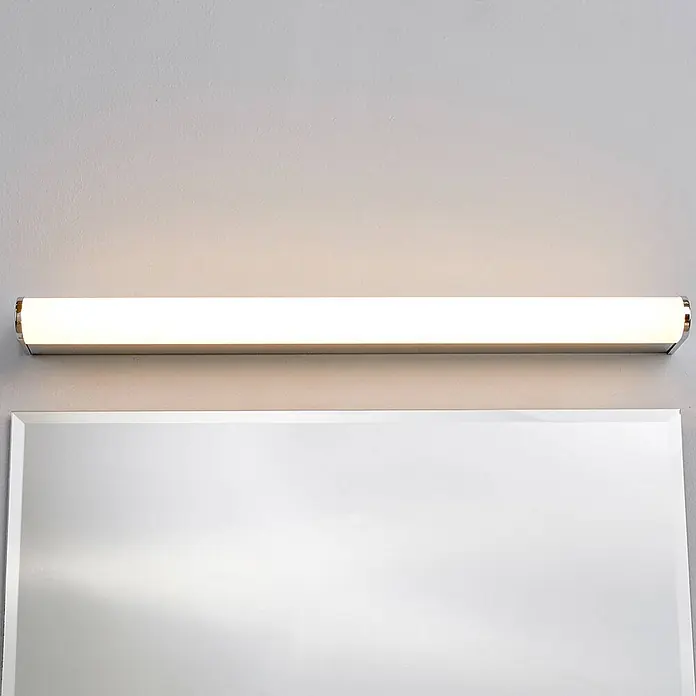 Lindby LED Wandleuchte innen in chrom, weiß, Wandlampe -  - Lineare Chrom-Spiegelleuchte mit warmweißem Licht, über einem Spiegel mit Facettenschliff montiert.