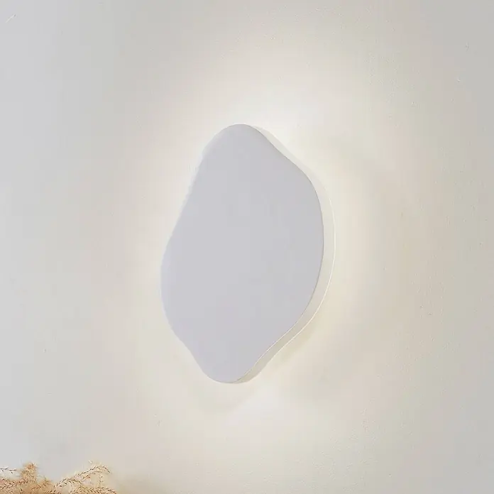 Lindby LED Wandleuchte innen in weiß, up down Wandlampe -  - Weiße, unregelmäßig geformte Wandleuchte, die ein sanftes Licht an die Wand abgibt.