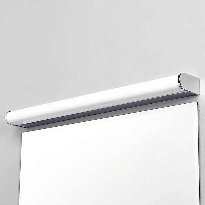 Lindby LED Wandleuchte innen in chrom, weiß, Wandlampe -  - Weiße und verchromte zylindrische Spiegelleuchte über einem Spiegel montiert.