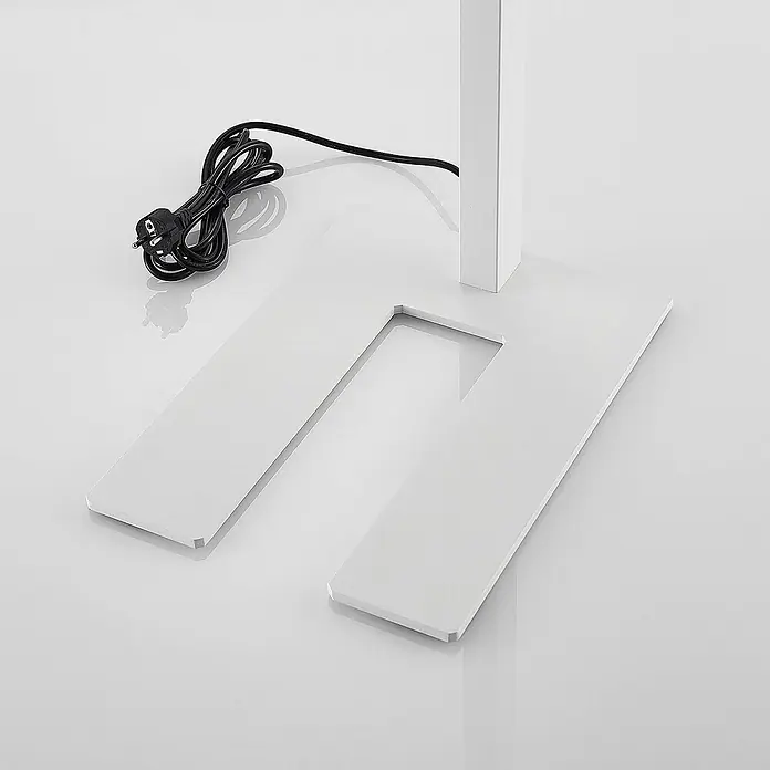Arcchio LED Büro Stehlampe dimmbar, Bewegungsmelder, Tageslichtsensor -  - Weißer U-förmiger Stehleuchtenfuß mit aufgerolltem schwarzem Netzkabel.