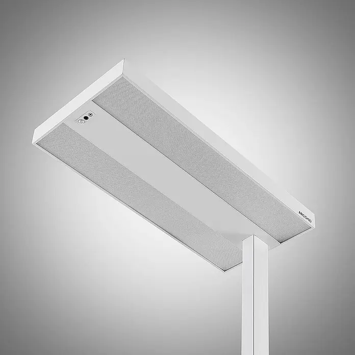 Arcchio LED Büro Stehlampe dimmbar, Bewegungsmelder, Tageslichtsensor -  - Weißes, rechteckiges ARCCHIO LED-Licht mit perforierten Paneelen und Bedientasten, auf weißer Stütze montiert.