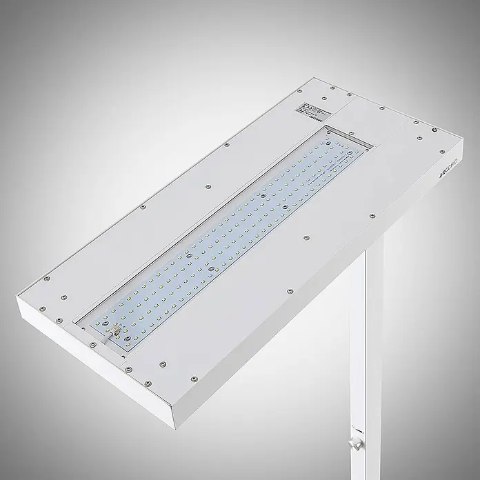 Arcchio LED Büro Stehlampe dimmbar, Bewegungsmelder, Tageslichtsensor -  - Weißes rechteckiges LED-Leuchtengehäuse mit sichtbarem LED-Array, zur Mastmontage.